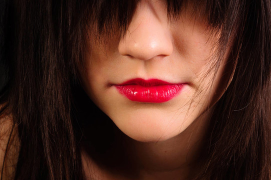 一個(gè)頭發(fā)隱藏她的眼睛漂亮女孩的嘴唇