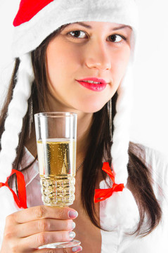 年輕女子在紅帽等待新年
