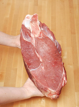 在女性手上的一塊肉