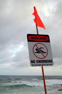 海灘上的警告標志
