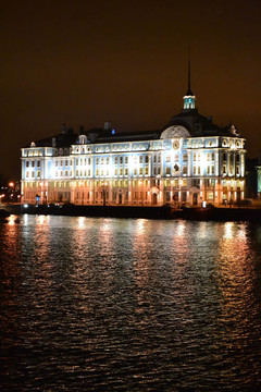 Nakhimov College和Neva河的夜晚