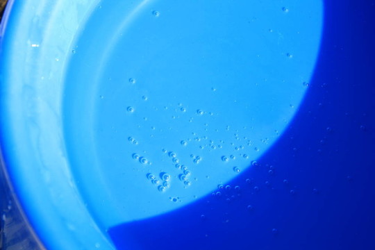 在藍(lán)色的水中的氣泡。