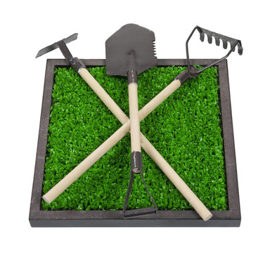 園藝工具在床上的Raised Grass