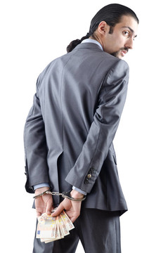 男人戴著手銬興師問罪