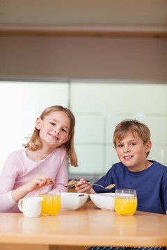 幼儿吃早餐的肖像