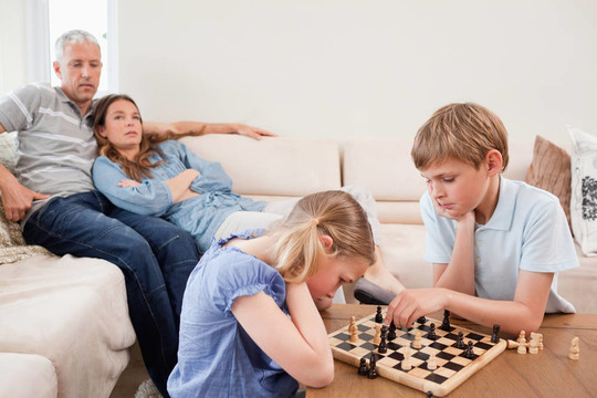 在父母面前孩子下棋