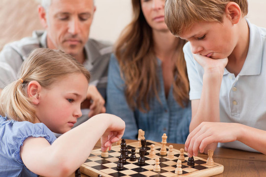集中在父母面前兄弟姐妹下棋