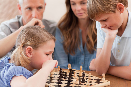 集中在父母面前的孩子下棋