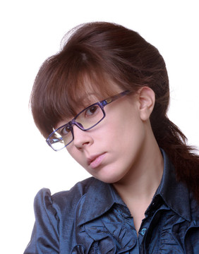 年輕迷人的黑發(fā)女人在白色背景的肖像