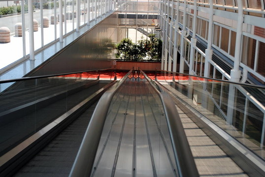 現(xiàn)代客運(yùn)輸送機(jī)；斜移走