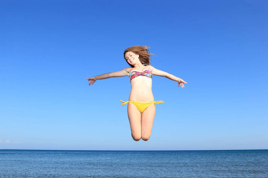 海灘上迷人的女孩