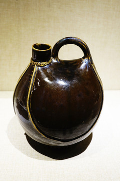 褐釉提梁雞冠壺