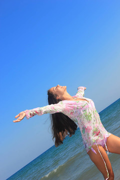海灘上迷人的女孩
