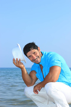 海邊英俊男子