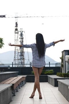 美麗的少女在花園里擺姿勢(shì)