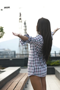 美麗的少女在花園里擺姿勢