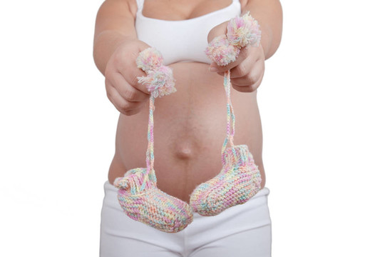 孕婦手牽手嬰兒鞋