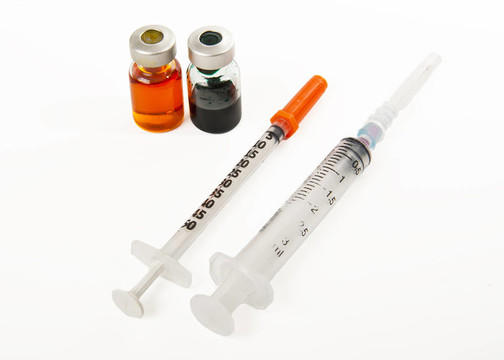 兩個(gè)注射器和兩個(gè)瓶子