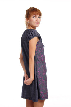 穿白色衣服的少女