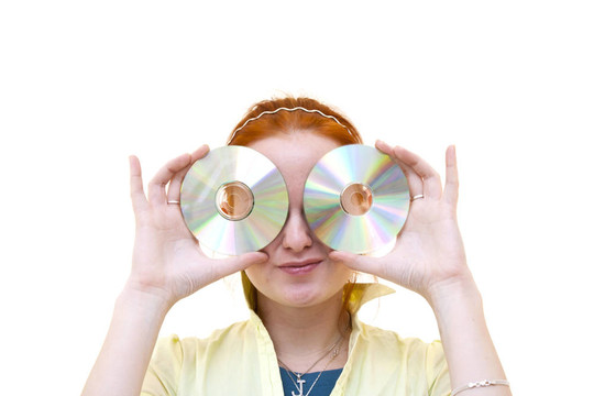 紅發(fā)的年輕婦女抱著一個CD