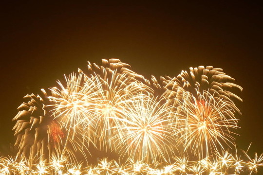 煙花在夜空中爆炸發(fā)光