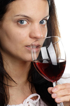 一個(gè)年輕女人喝著自制的酒