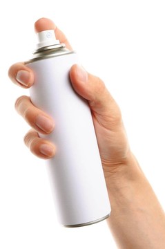 手拿著噴霧劑