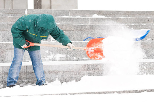鏟雪的人