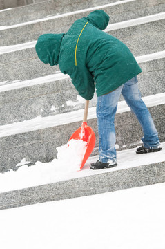 鏟雪的人