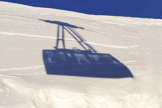 纜車在冬天在意大利阿爾卑斯山脈運(yùn)輸滑雪者