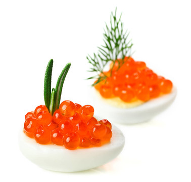 紅魚子醬CANape鵪鶉蛋和迷迭香小枝