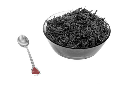 黑茶葉在玻璃盤子里