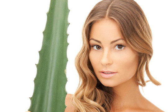 可愛的女人與aloe vera
