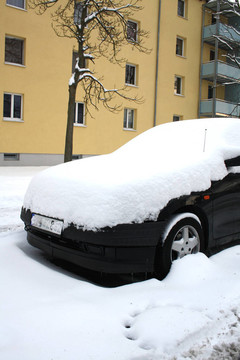 冬天被雪覆蓋的汽車