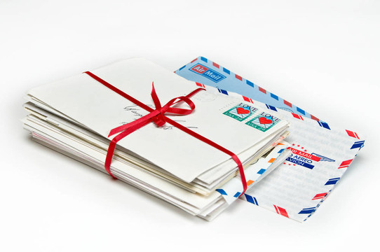 用紅絲帶系的情書