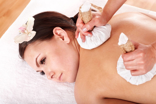 女孩有泰式草藥按摩按摩美容SPA。
