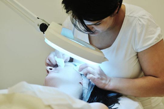 女性在化妝室用面膜