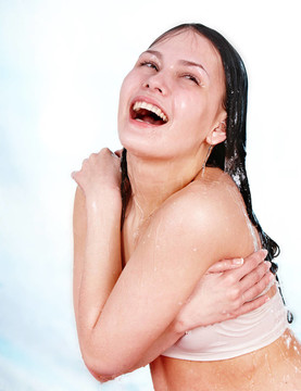 水中美女。身體護理。