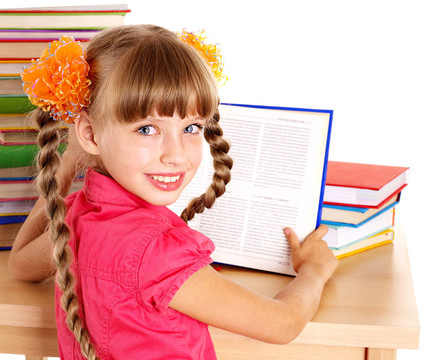 小孩在桌上看書。