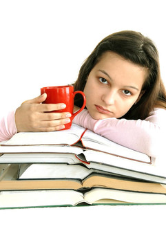 帶書和茶的少女
