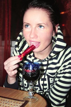 用熱酒和肉桂玻璃女人