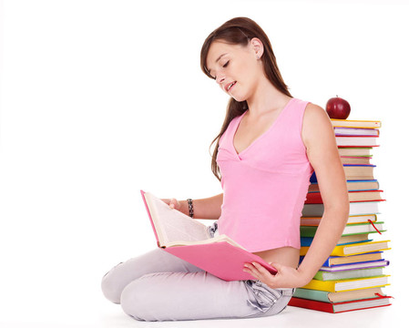 桌上的女孩讀書。