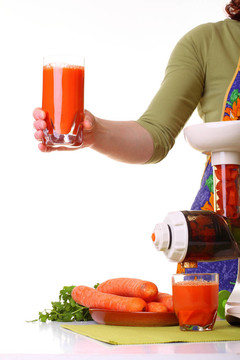 女人準(zhǔn)備榨汁機(jī)和carrot
