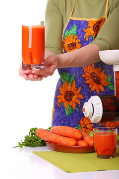 女人準備榨汁機和carrot