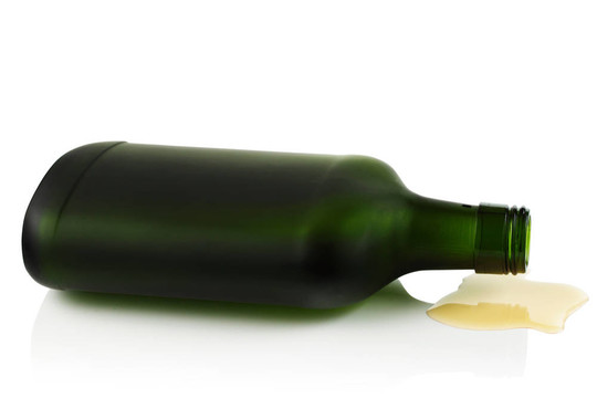 躺在一邊的一瓶酒從一個(gè)綠色的玻璃。