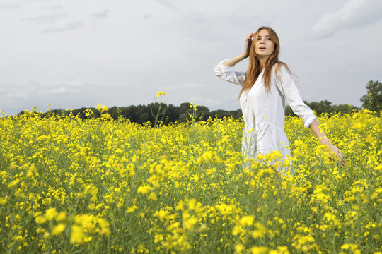 黑發(fā)女人在黃色的花田