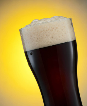 黑啤酒杯