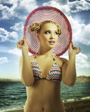 金發(fā)女孩戴粉紅色的夏日帽子