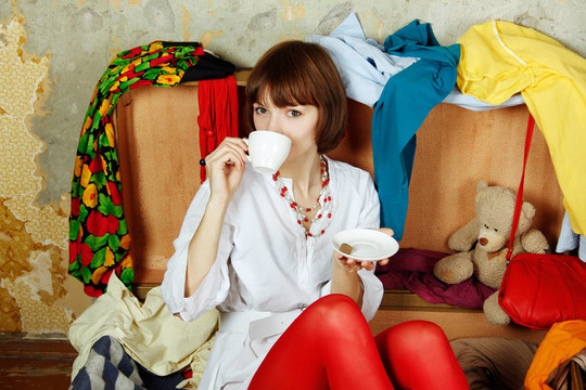 漂亮女人坐在手提箱里