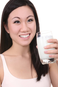 亞洲婦女喝牛奶